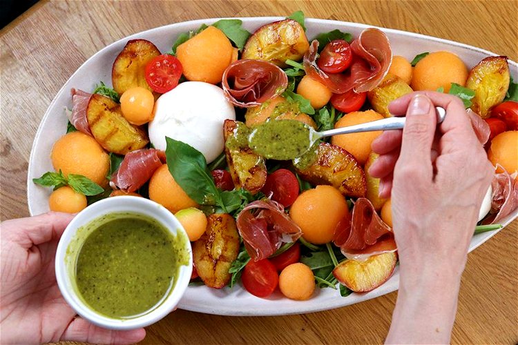 Image of Die Pestomischung nun gleichmäßig über dem Salat verteilen.
