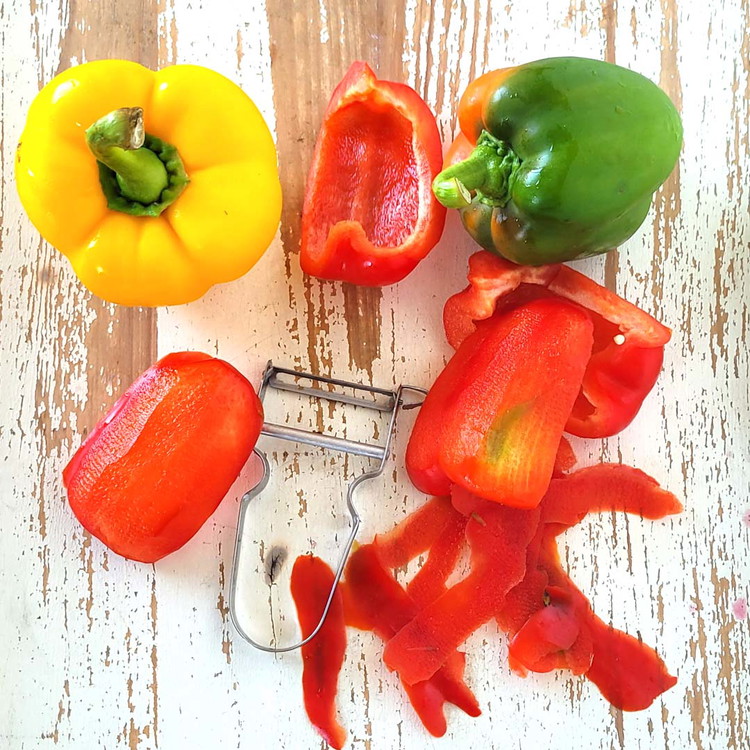 Image of Anstatt die Peperoni im Ofen zu grillen damit sie gehäutet werden können, schäle ich Paprika mit dem Sparschäler. Das klappt prima und spart eine Menge Zeit und Strom