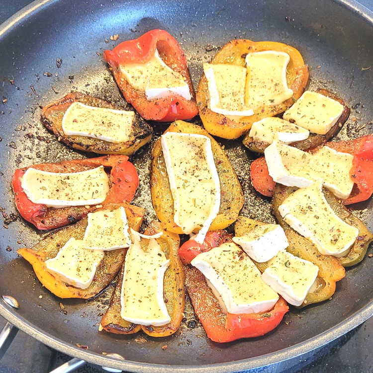 Image of Inzwischen schneidest du den Camambert in Stücke die du auf den gegarten Paprika gleichmässig verteilst. Den Käse mit frisch gemahlenem TelliCherry Pfeffer würzen