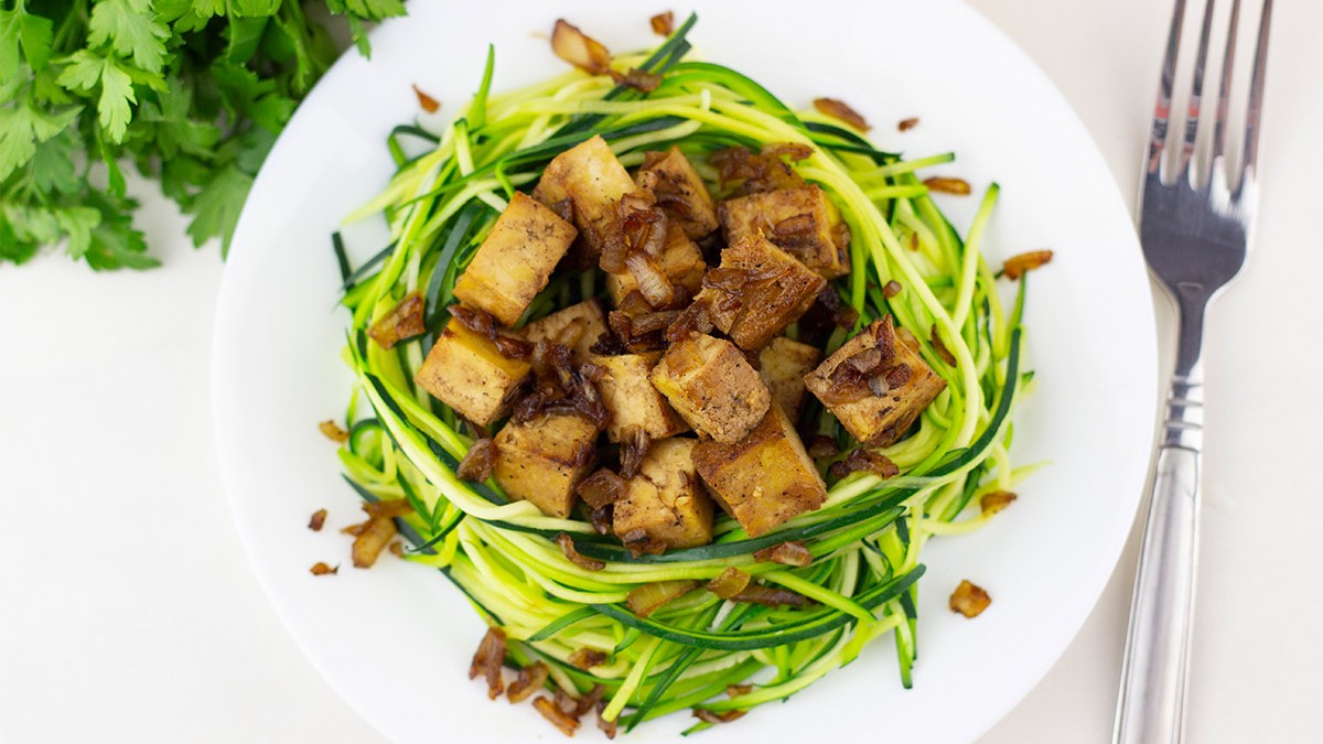 Image of Zucchini-Nudeln mit leckerem Räuchertofu