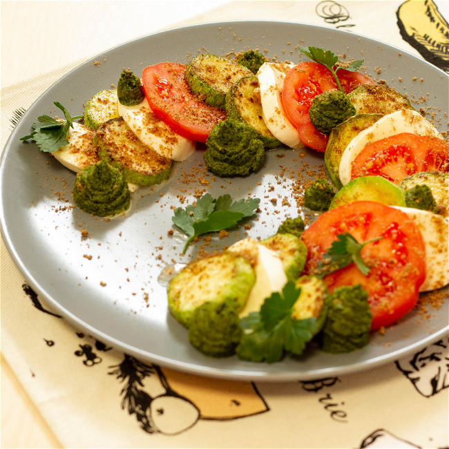 Image of Пържени тиквички с моцарела и домати, поднесени с песто от магданоз