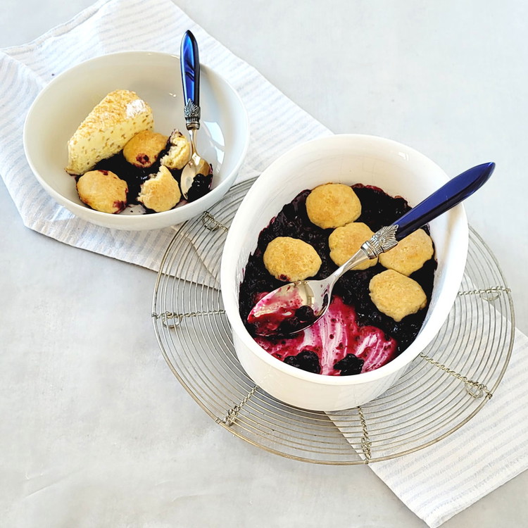 Image of Serviere den Blaubeer Cobbler mit Vanilleeis.