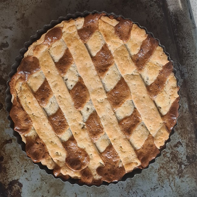 Image of Flaky pastry filled with dulce no leche - caramel crostata vibes