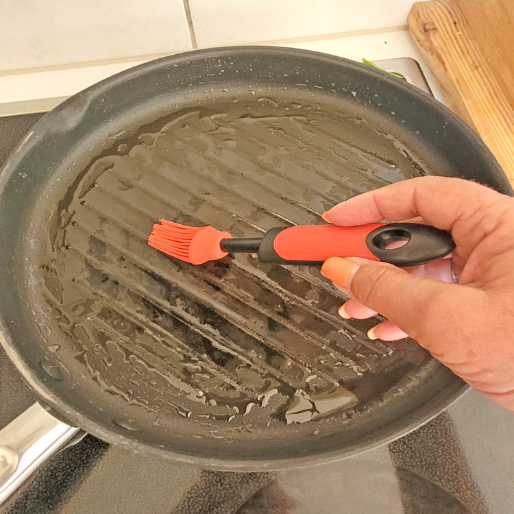 Image of die Grillpfanne mit Olivenöl einpinseln