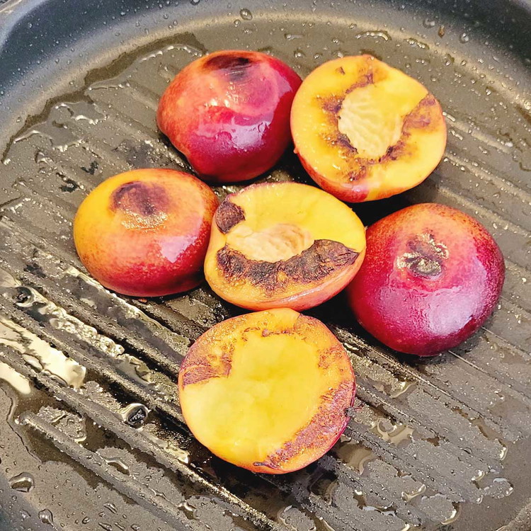 Image of Die Pfirsiche halbieren und entsteinen. In der eingeölten Grillpfanne bei scharfer Hitze grillieren.  Auf dem Grill gibt es viel tollere Grillstreifen. In meiner Pfanne hat das nicht so gut geklappt 😉. Geschmeckt hat es und dennoch