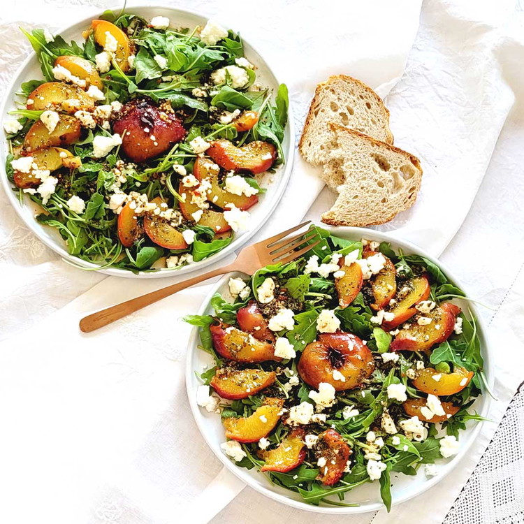 Image of Jetzt giesst du die Salatsauce gleichmässig über den angerichteten Teller.