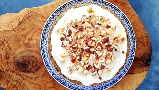 Image of GLUTENFRI GULERODSKAGE MED MANDELMEL, MANDELSMØR OG TONKABØNNE