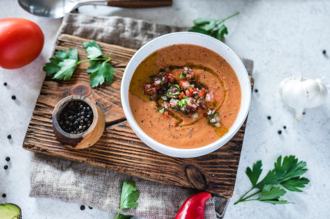 Kalte Tomatensuppe mit Gemüsebeilage - Planet Plant-Based