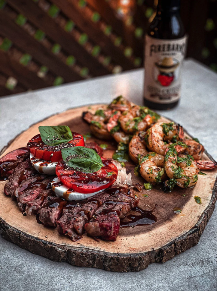 Image of RIBEYES CAPRESE FIREBARNS SUD-OUEST & CREVETTES GRILLÉES