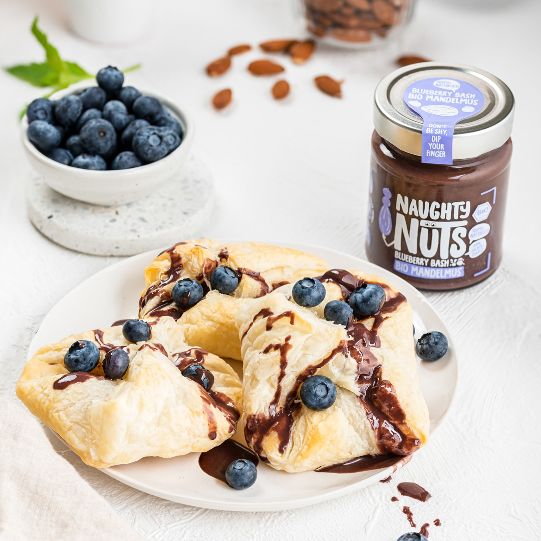 Vegane Blätterteigtaschen mit Blaubeeren und Blueberry Bash