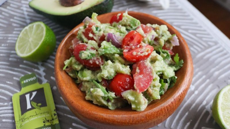 Image of Guacamole Salad with Cherry Tomatoes and Garlic Evoo