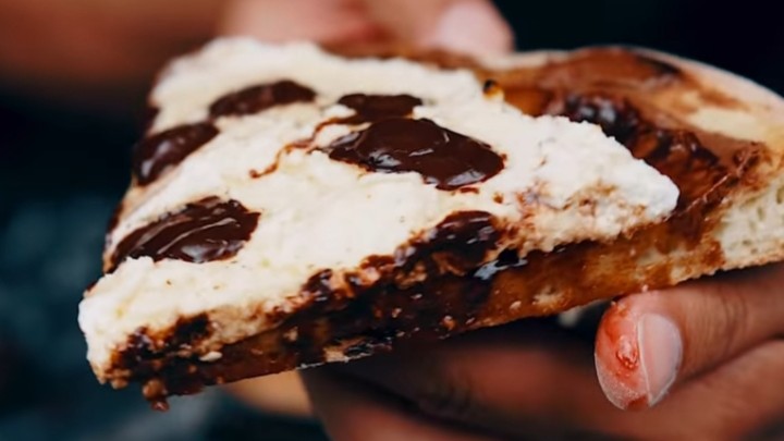 Image of Nutella chocolate pizza