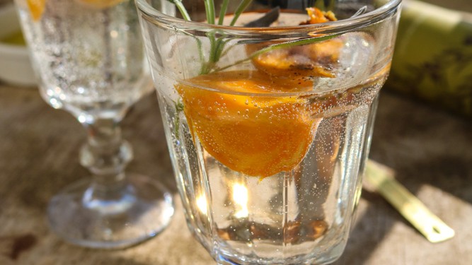 Image of Persimmon and Black Pepper Gin and Tonic with Olive Oil