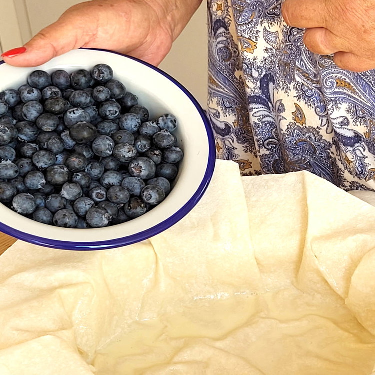 Image of Nun kommen die Blaubeeren auf den Teig