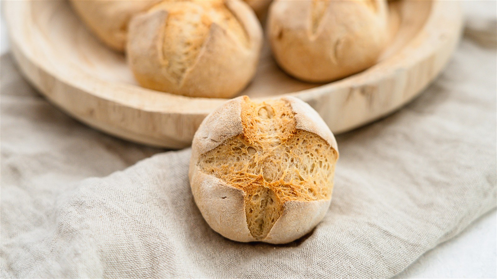 Image of Glutenfreie helle Brötchen mit Übernachtgare – ein wahrgewordener Frühstückstraum