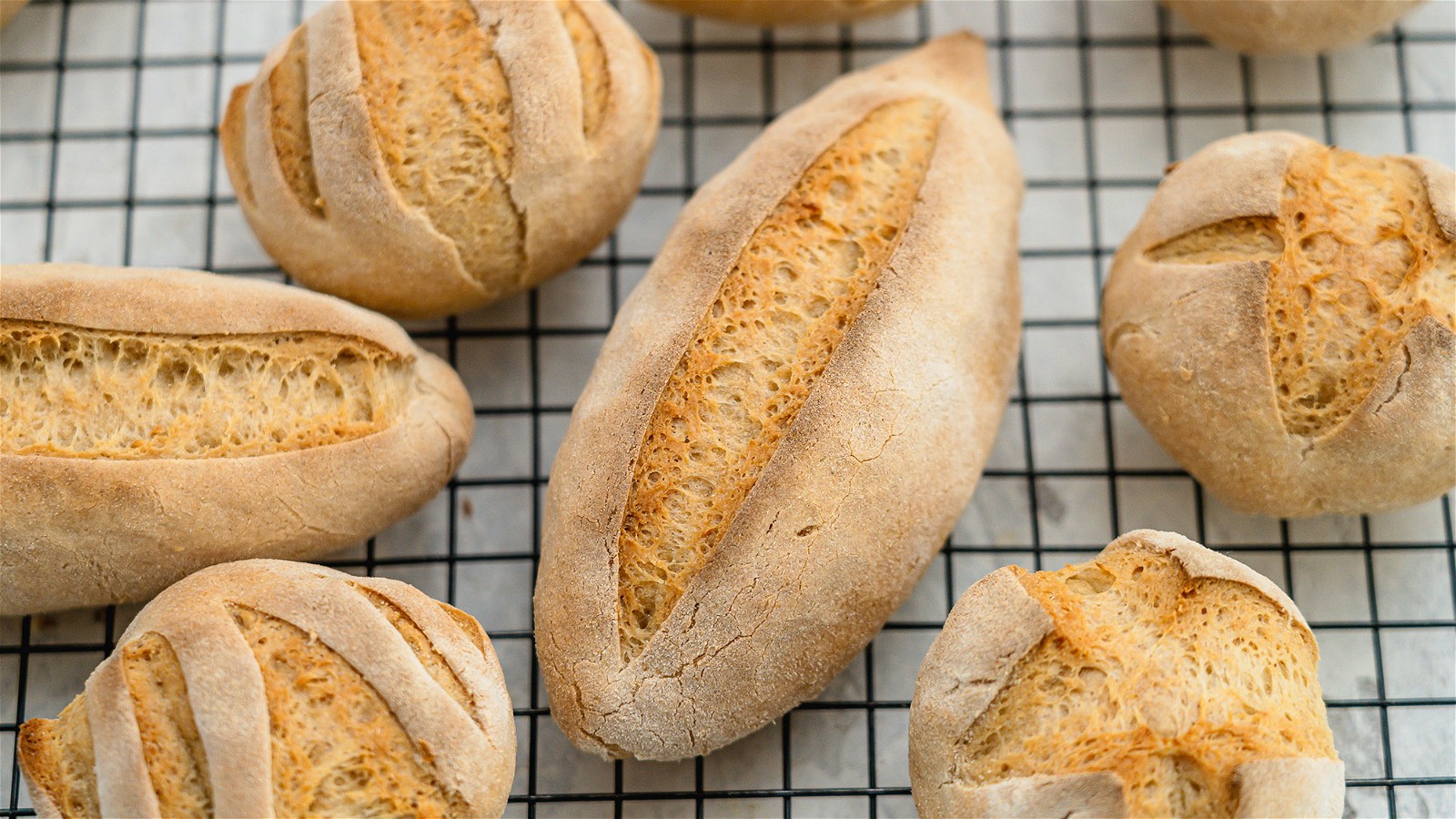 Image of Glutenfreie helle Brötchen – der Frühstücksklassiker