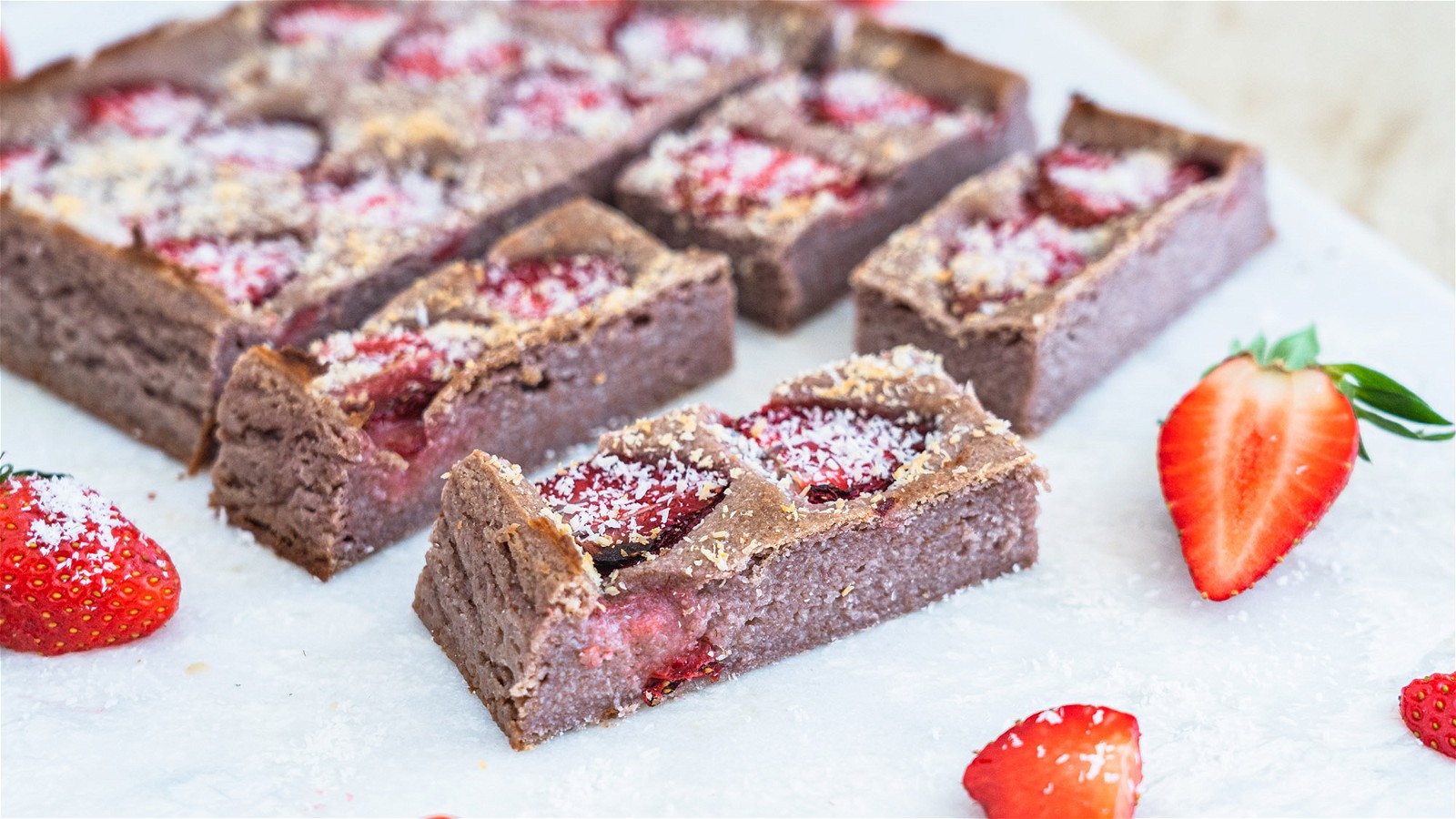 Image of Glutenfreie Erdbeer-Kokos-Schnitten – so schmeckt der Sommer