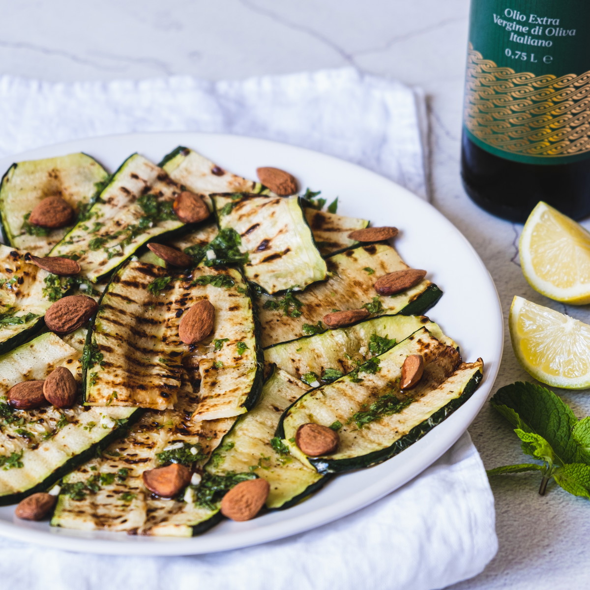 Zucchine alla mente e mandorle - Zucchini mit Minze und Mandeln