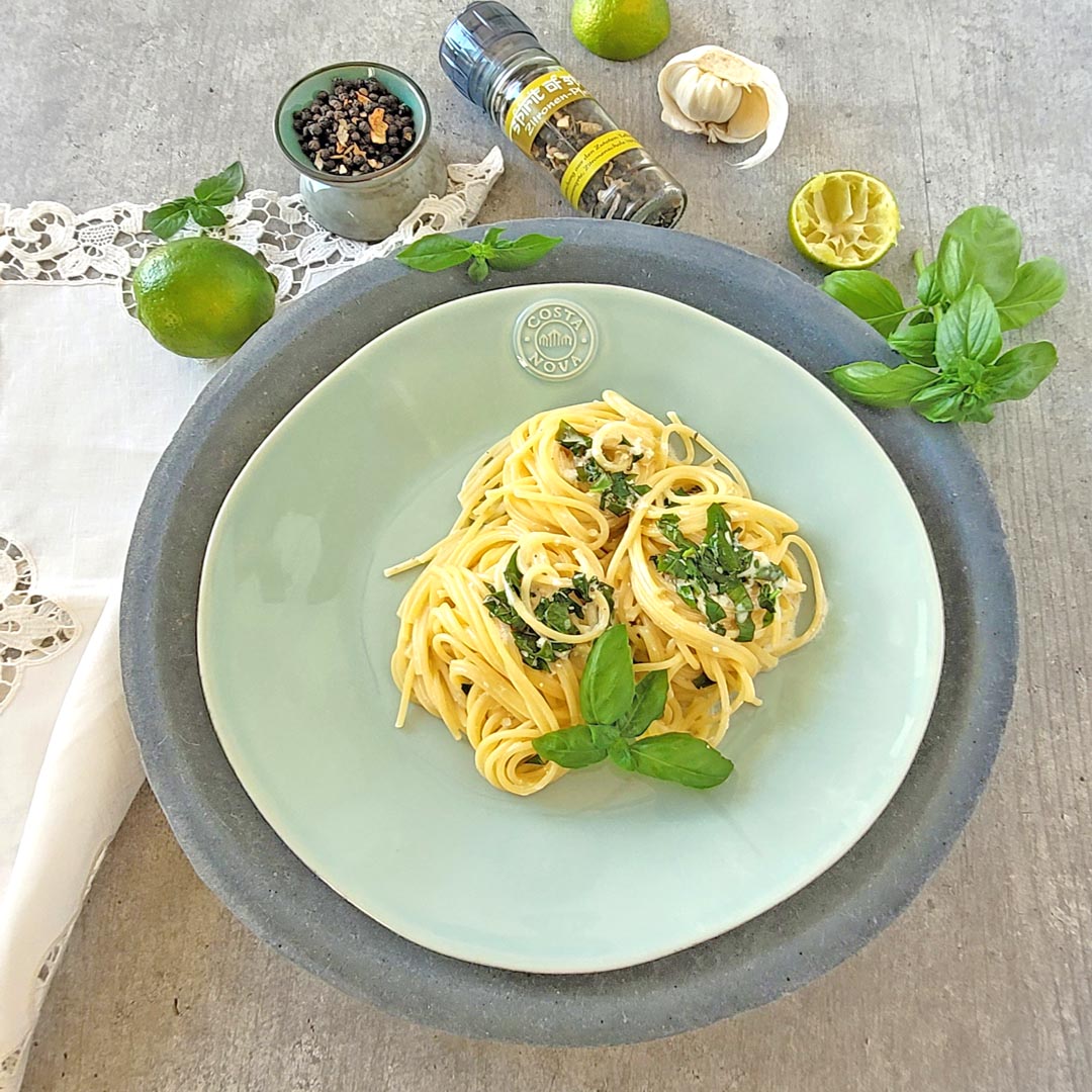 Limetten-Spaghetti an Joghurt-Basilikumsauce, frisch & sommerlich