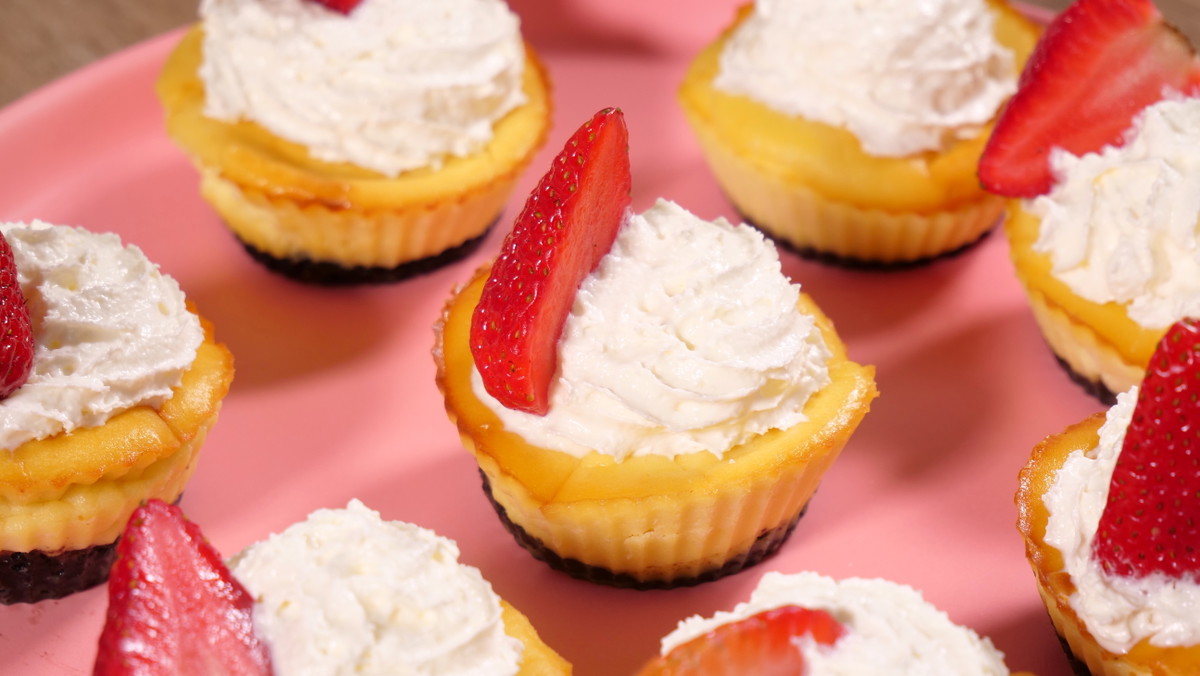 Air fryer Mini Strawberry Oreo Cheesecake