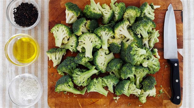 Image of Cut your broccoli into small pieces. Try and make sure...