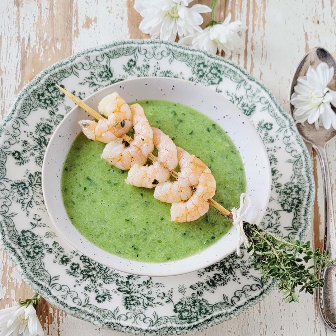 Grünes Gazpacho mit Frühlingssalz, frisch, leicht & aromatisch