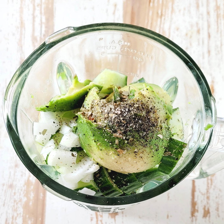 Image of Alles Gemüse schneidest du grob klein, damit der Blender gut mixen kann. 