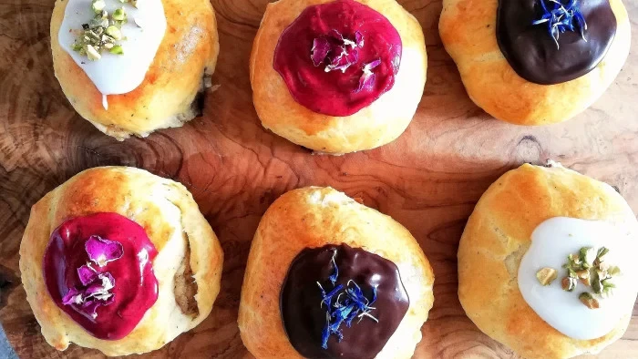 Image of FASTELAVNSBOLLE MED DADELCREME, REMONCE OG CHOKOLADE