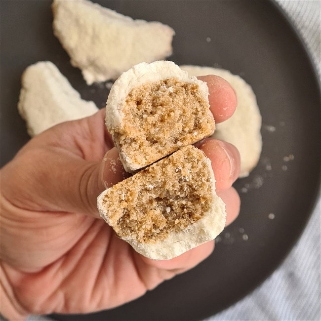 Image of almond and vanilla crescent cookies