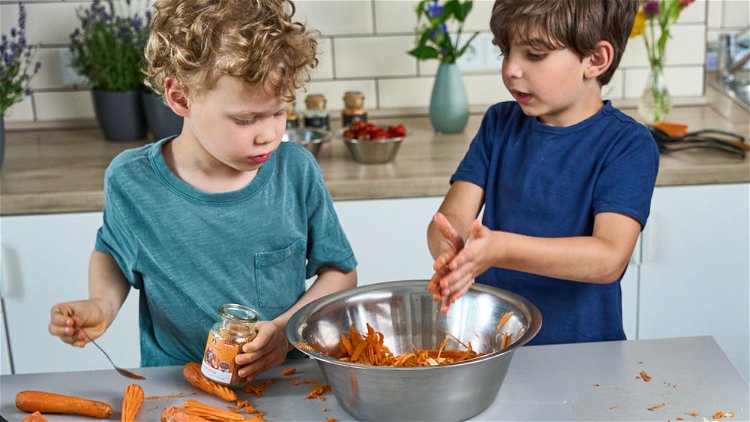 Image of (K) Die Gemüsespaghetti in einer großen Schüssel mit Öl und...