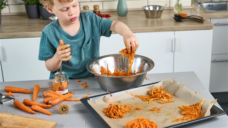 Image of (M) Das Gemüse mit dem Spiralschneider zu langen Spaghetti schneiden....