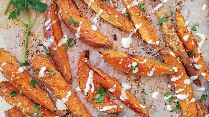 Image of OVNBAGTE SØDE KARTOFLER MED DUKKAH OG TAHIN DRESSING