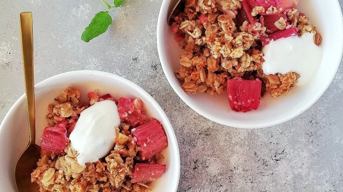 Image of VEGANSK RABARBER CRUMBLE MED HYLDEBLOMST OG TONKABØNNE