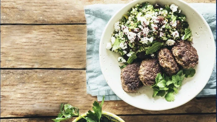 Image of SHAWARMA-FRIKADELLER MED PERLECOUSCOUS SALAT