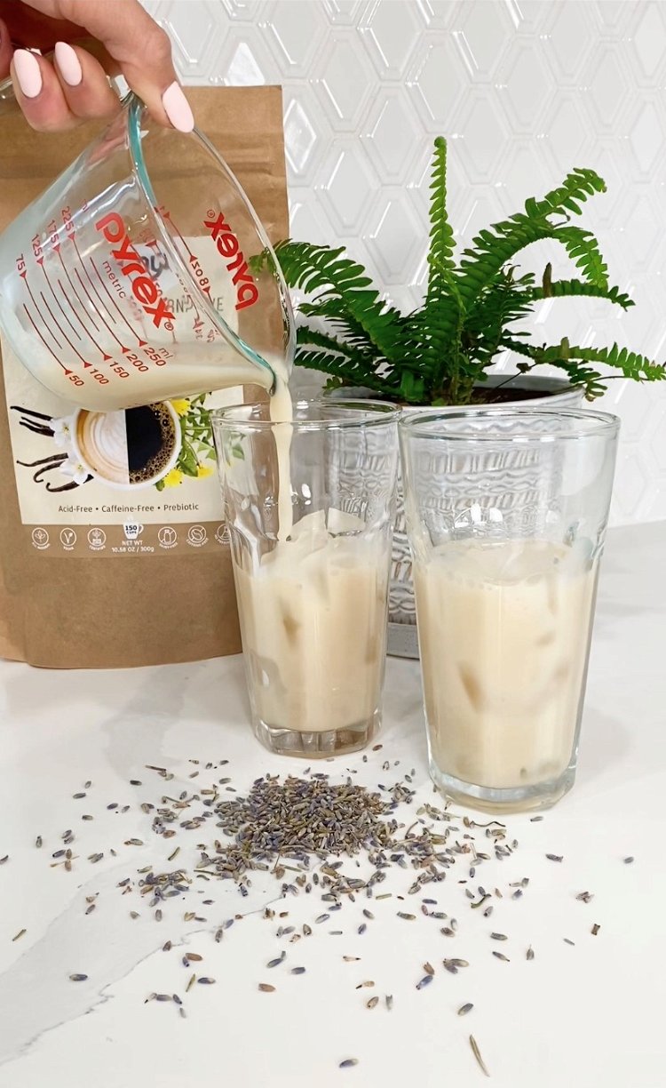 Image of Pour milk over ice in 2 glasses.