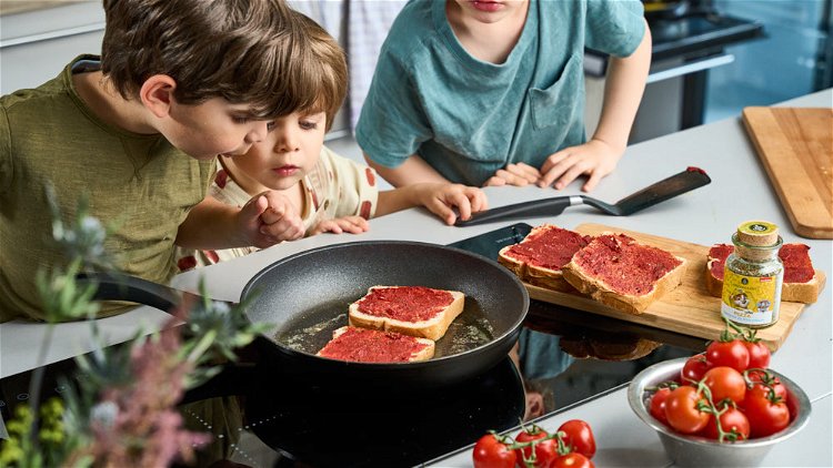 Image of (K) Für die Pizza-Stangen das Tomatenmark in einer weiteren Schüssel...