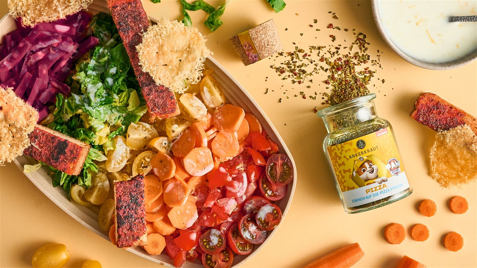 Image of Regenbogen-Salat mit Pizza-Knusperstangen