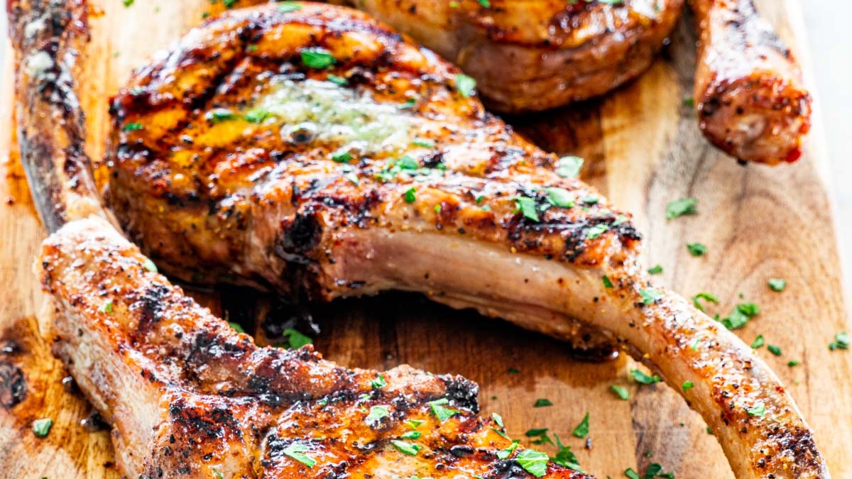 Image of Côtelettes de porc Tomahawk grillées