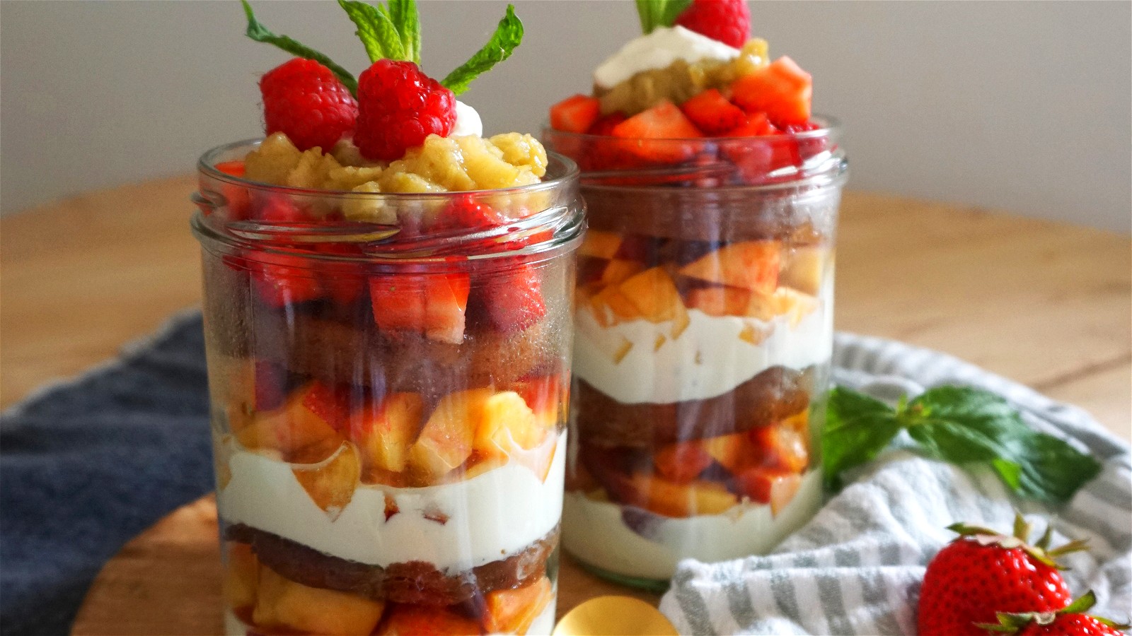 Image of Fruchtiges Knödel-Schichtdessert im Glas