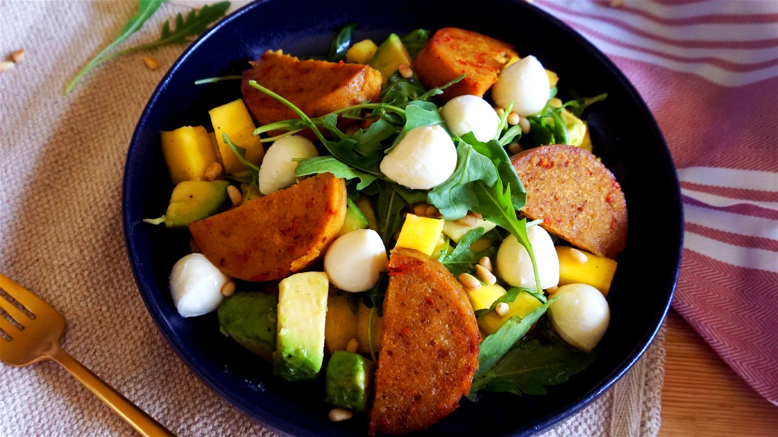 Image of Sommerlicher Mango-Avocado-Salat mit Curry-Knödel