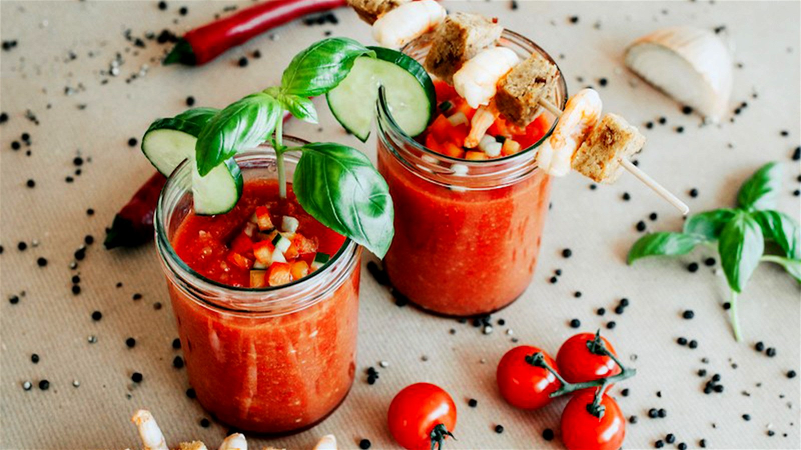 Image of Gazpacho mit Knödel-Garnelen-Spießen