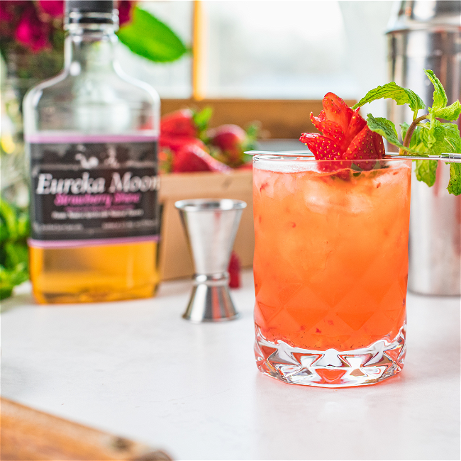 Image of Boozy Strawberry Lemonade
