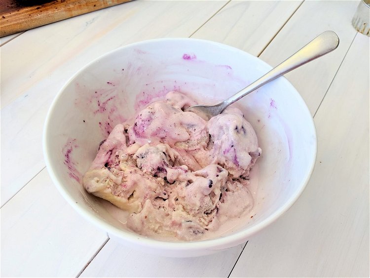 Image of Take 4 scoops (200g) of the ice cream into a...
