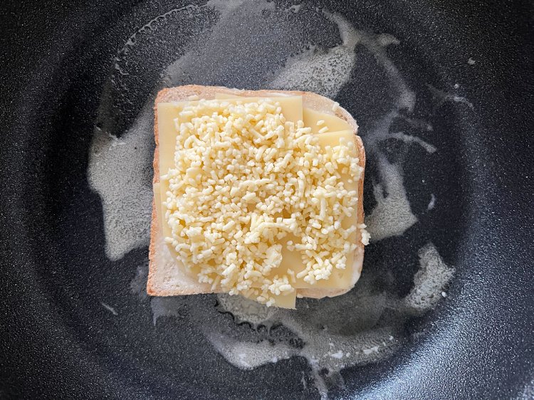 Image of Toastbrot in der Pfanne mit dem Käse belegen. Toastbrot ca....