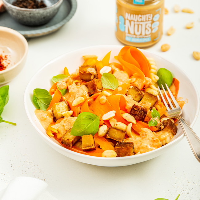 Gemüsepasta mit Erdnussmus 