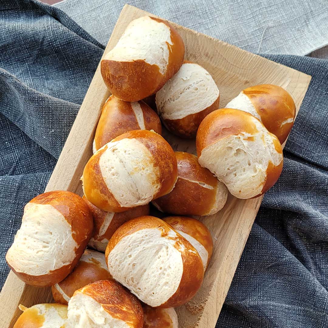 Laugenbrötli mit Fleur de sel, knusprig, zart & einfach gemacht