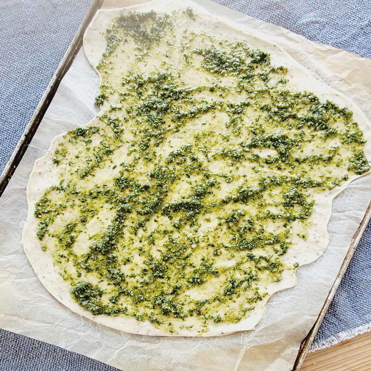 Image of Die Teigplatte bestreichst du nun mit dem Löffelrücken mit der Pesto