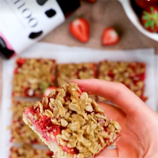 Image of Strawberry Oatmeal Bars | Made with Ovary Good by S'moo