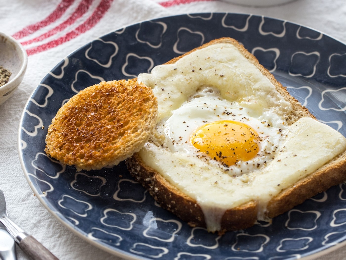 Быстрые блюда на завтрак. Завтрак с яйцом. Оригинальный завтрак из яиц. Яичница для завтрака. Яичница в корзинке.