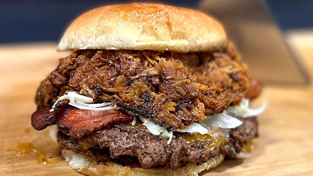 Image of Recette secrète de « smash burger » double au bacon et au porc effiloché